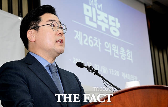 박찬대 더불어민주당 원내대표가 2일 오후 서울 여의도 국회에서 열린 의원총회에 참석해 모두발언을 하고 있다. 박 원내대표는 이 자리에서 감액 예산안을 두고 비정상으로 운영되고 있는 나라살림을 정상으로 돌리기 위해 국회가 가진 권한으로 내린 특단의 조치라고 설명했다. /배정한 기자