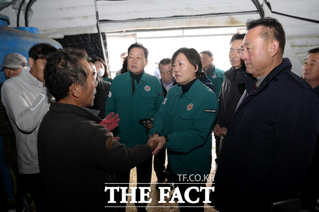 지난 1일 이충우 시장이 송미령 농림축산식품부 장관과 김선교 국회의원 등과 함께 흥천면 화훼 재배 단지와 금사면 참외 시설 하우스 피해 현장 점검을 진행하고 있다./여주시