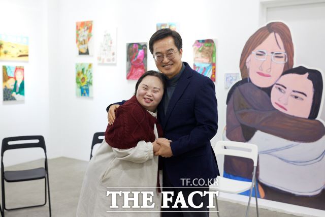 김동연 경기도지사가 1일 양평군 소재 ‘어메이징 아웃사이더 아트센터(Amazing Outsider Art Center)’를 찾아 예술활동을 하고 있는 11명의 ‘아웃사이더’ 작가들과 소통의 시간을 가졌다./경기도