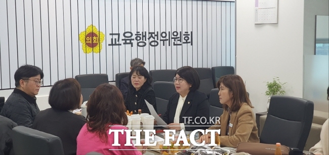 이서영(오른쪽 두 번째) 경기도의원이 지난달 28일 도의회에서 ‘성남 판교 수목장 불허’를 위한 정담회 개최를 개최하고 있다./경기도의회