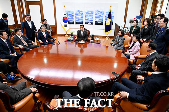 추경호 국민의힘 원내대표를 비롯한 국민의힘 중진 의원들이 2일 오전 서울 여의도 국회의장실을 방문해 감액된 예산안 본회의 상정에 대한 항의를 하고 있다. /국회=배정한 기자