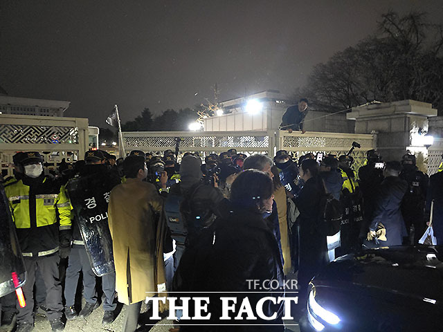 윤석열 대통령이 3일 밤 비상계엄 선포를 한 가운데 서울 여의도 국회가 폐쇄돼 있다. /국회=박헌우 기자