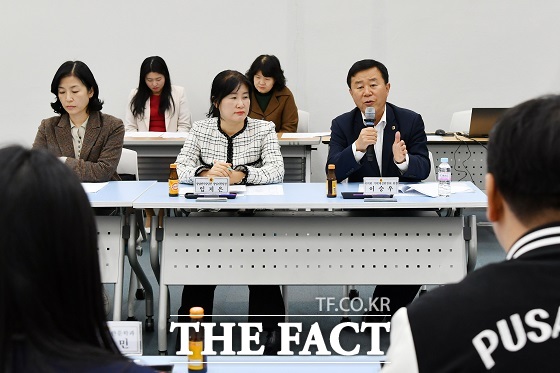 3일 시의회 중회의실에서 ‘청년이 만드는 내일, 부산에 묻다라는 주제로 청년들과의 토크쇼가 열렸다./부산시의회.