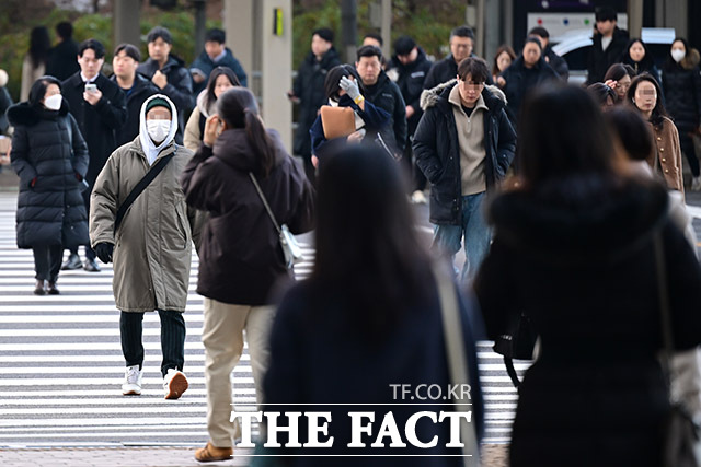 수요일인 4일은 전국 대부분 지역에서 기온이 낮아 춥겠고 수도권과 충청권, 전북을 중심으로 비 또는 눈이 내리는 곳이 있겠다./남윤호 기자