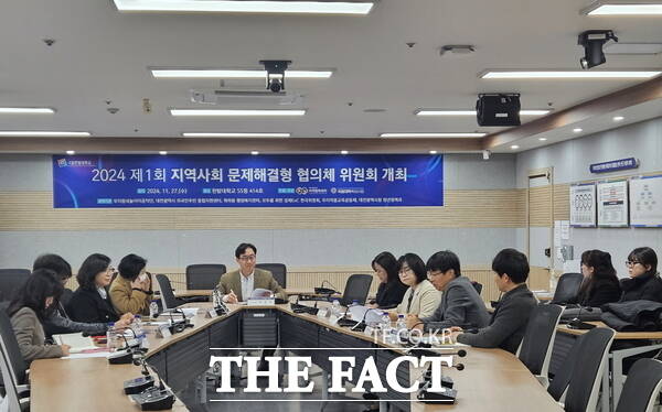 지난달 27일 국립한밭대 지역협력센터에서 지역의 당면 문제를 발굴하고 개선방안을 마련하기 위한 ‘2024 지역사회 문제해결형 협의체 위원회’를 개최하고 참석한 위원들이 의견을 나누고 있다. /한밭대