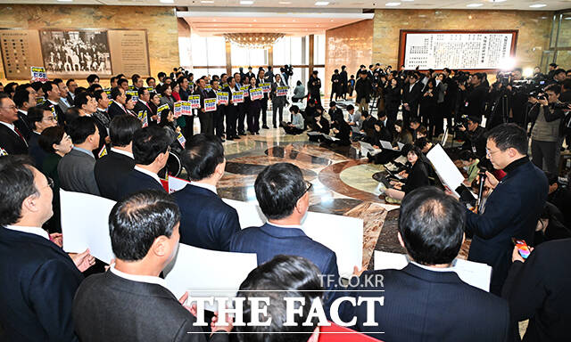 추경호 원내대표를 비롯한 국민의힘 의원들이 2일 오후 서울 여의도 국회 로텐더홀에서 더불어민주당의 방탄 예산 폭거 규탄대회를 열고 구호를 외치고 있는 모습. /배정한 기자