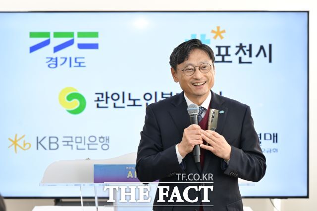 AI 사랑방이 조성된 포천시 관인작은도서관에서 오후석 경기도 행정2부지사가 인사말을 하고있다./경기도