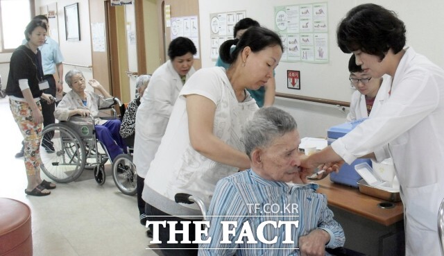 정읍시는 어린이를 시작으로 의료취약계층과 60~64세 시민을 대상으로 무료 예방접종을 진행했으며, 접종은 보건소와 위탁의료기관을 통해 분산 방식으로 이루어지고 있다. / 정읍시