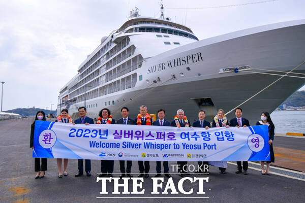 정기명 여수시장이 지난 2023년 여수항에 입항한 국제크루즈 ‘실버위스퍼호’ 관광객을 환영하고 있다./여수시