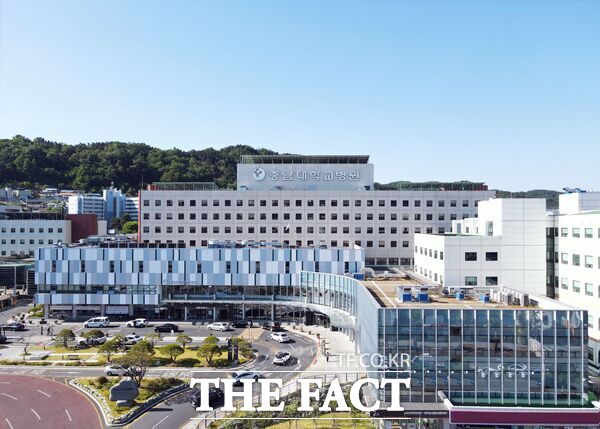 충남대학교병원(병원장 조강희)이 3일 건강보험심사평가원에서 발표한 관상동맥우회술 적정성 평가에서 종합점수 96.49로 9회 연속 1등급을 받았다. 사진은 충남대학교병원 전경./충남대학교병원