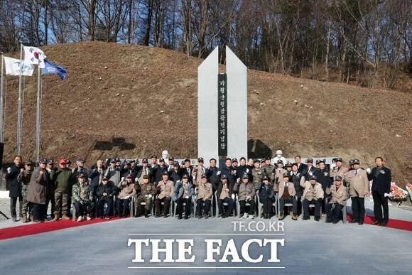 경기 가평군이 가평읍 상색리 372-6번지에 건립한 ‘가평군월남참전기념탑’ 앞에서 3일 준공식에 참석한 내외빈과 대한민국월남전참전유공자회 관계자들이 기념촬영을 하고 있다./가평군