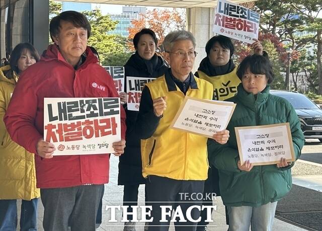 정의당과 노동당, 녹색당 등 진보 3당이 전날 비상계엄을 선포한 윤석열 대통령 등을 내란죄로 고소했다. 사진은 왼쪽부터 김성봉 노동당 부대표, 권영국 정의당 대표, 이상현 녹색당 대표. /선은양 기자