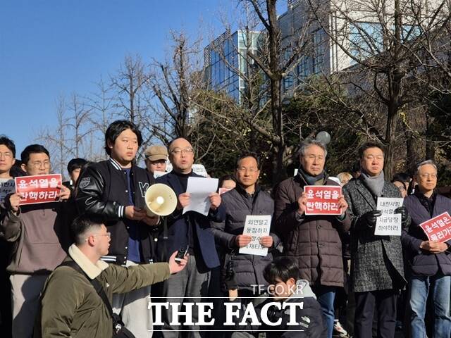 고려대학교 교수 10여명은 4일 오후 2시께 서울 성북구 고려대학교 안암캠퍼스 중앙도서관 앞에서 긴급 시국선언을 발표했다. /송호영 인턴기자