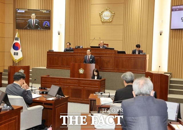 명현관 해남군수가 4일 군의회 시정연설에서 내년도 군정 운영 방향을 제시하고 있다./해남군