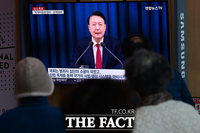 4일 오전 서울 중구 서울역 대합실에서 시민들이 윤석열 대통령의 비상계엄령 선포와 관련한 뉴스를 시청하고 있다. /남윤호 기자