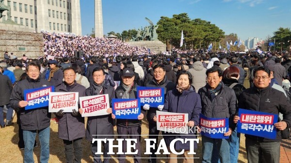 장수군의회 의원들이 비상계엄을 선포한 윤석열 대통령을 한목소리로 규탄하고 나섰다. /장수군의회