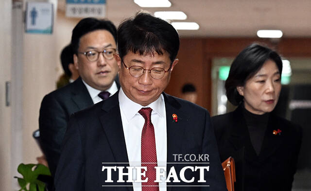 박상우 국토교통부 장관이 지난 3일 밤 윤석열 대통령의 비상계엄 선포와 관련해 긴급 간부회의를 진행했다. /임영무 기자