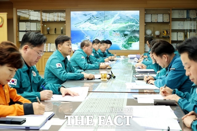 김관영 도지사는 4일 전북특별자치도청 회의실에서 실국장들과 비상계엄 선포 및 해제에 따른 긴급 대책회의를 가지고 있다. /전북도