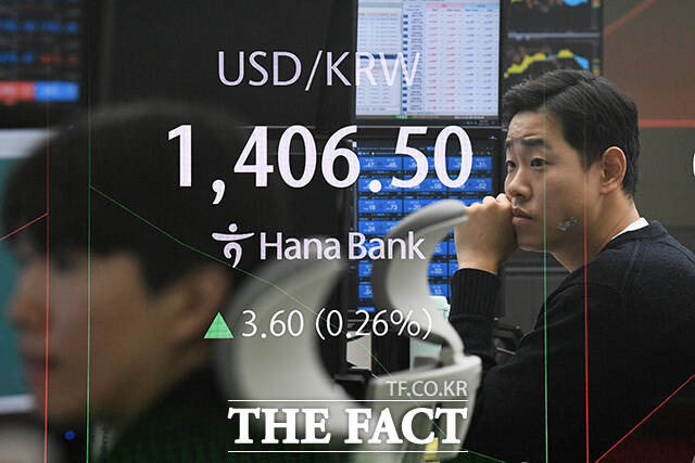 윤석열 대통령이 3~4일 야기한 비상계엄 선포 사태가 한국 경제에 부정적인 영향을 줄 수 있다는 외신 보도가 나왔다. 지난 3일 밤 윤 대통령이 선포한 비상계엄이 해제된 4일 오전 서울 중구 하나은행 본점 딜링룸 전광판에 원-달러 환율 지수가 나타나고 있다. /서예원 기자