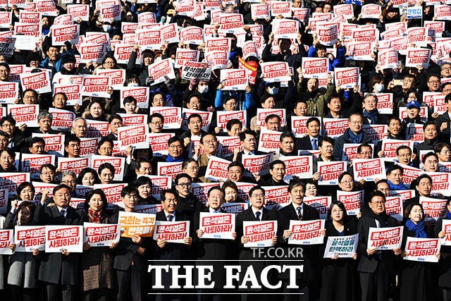 이재명 더불어민주당 대표를 비롯한 야5당 의원들과 당원들이 4일 오후 서울 여의도 국회 본청 앞 계단에서 열린 '윤석열 대통령 사퇴촉구 탄핵추진 비상시국대회'에 참석해 규탄 구호를 외치고 있다. /국회=배정한 기자