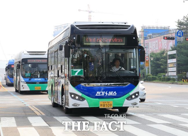 과천 7번 버스가 주행 중인 모습./과천시