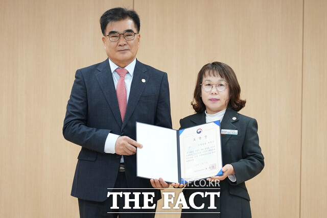 서천군이 식품의약품안전처 주관 2024년 식중독 예방관리 사업 평가에서 우수기관으로 선정돼 수상하며 김기웅 서천군수(왼쪽)와 이온숙 민원지적과장(오른쪽)이 기념촬영을 하고 있다. / 서천군