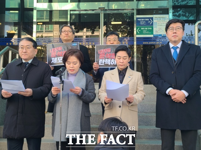 조국혁신당이 비상계엄 사태에 책임이 있는 윤석열 대통령과 김용현 국방부장관 등을 내란과 반란 혐의로 경찰에 고발했다. /김영봉 기자