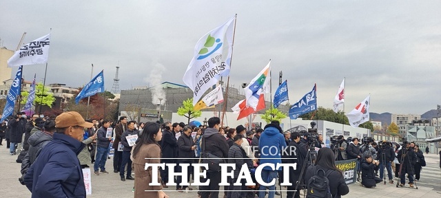 4일 광주시 동구 옛 전남도청 앞 5·18 민주광장에서 열린 헌정 유린, 내란 수괴 윤석열 체포·구속비상시국대회에 참가한 시민들이 윤석열 대통령 퇴진을 요구하는 목소리를 내고 있다./나윤상 기자