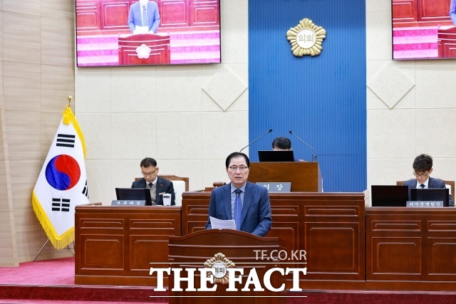 신우철 완도군수가 4일 제325회 완도군의회 시정연설에서 올해 거둔 성과 및 내년도 군정 비전과 운영 방향을 제시하고 있다./완도군