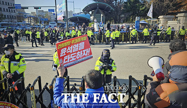 윤석열 대통령이 선포한 비상계엄이 해제된 4일 오전 서울 여의도 국회 앞에서 시민들이 대통령 퇴진 구호를 외치고 있다. /이덕인 기자