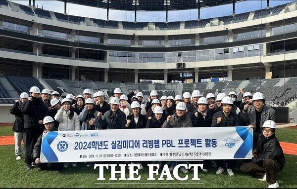 배재대 건축학과 5학년 학생들과 교수진이 계룡건설이 시공 중인 베이스볼드림파크를 답사해 3D모델링과 비교하는 PBL교육과정을 진행하고 있다. /배재대