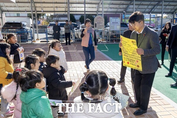 대전 대덕구는 5일 읍내동 344-1번지에 위치한 노후 놀이터를 시설 및 환경정비를 통해 주민 휴게공간으로 조성했다. 최충규 대덕구청장이 회덕하나푸르니어린이집 아이들과 인사를 나누고 있다./대덕구