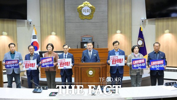 순창군의회 의원들이 윤석열 대통령의 비상계엄 선포에 대해 강력히 규탄하는 성명서를 발표하고 있다. /순창군의회