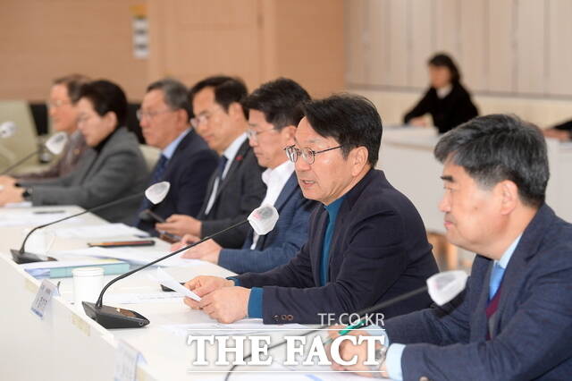 강기정 광주시장이 5일 오전 시청사 중회의실에서 공공기관장 회의를 주재하고 있다./광주시