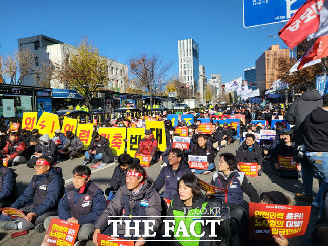 철도노조 서울지부가 5일 낮 12시 서울역 12번 출구 앞에서 총파업 대회를 열었다. /오승혁 기자