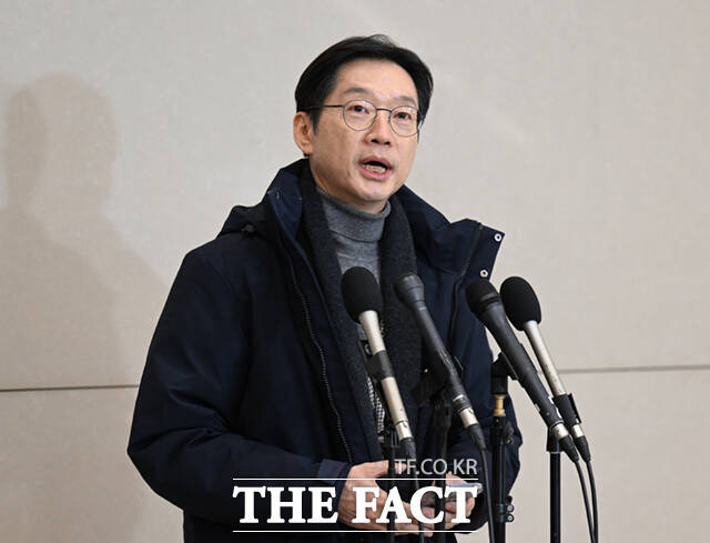 독일에서 유학하던 김경수 전 경남도지사가 5일 오후 인천국제공항으로 귀국해 입장을 밝히고 있다. /인천국제공항=이새롬 기자