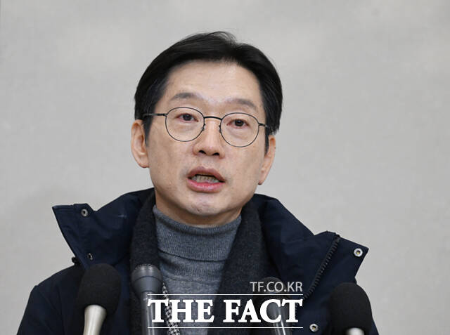 독일에서 유학하던 김경수 전 경남도지사가 5일 오후 인천국제공항으로 귀국해 입장을 밝히고 있다. /이새롬 기자