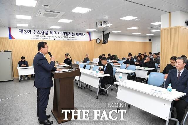 수소산업 현안을 공유하기 위해 기관, 업체 관계자 100여 명이 수소선도도시 전북 완주군에 모였다. /완주군