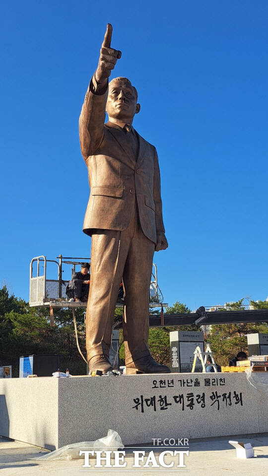 5일 경북도청 앞 천년숲 광장에서 박정희 전 대통령 동상 제막식이 열렸다./박정희 (전) 대통령동상건립추진위원회