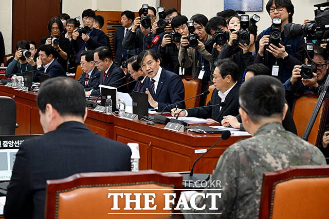 김선호 국방부 차관과 박안수 육군참모총장에게 질의하는 조국 조국혁신당 대표.