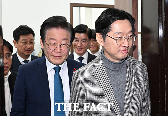 이재명 더불어민주당 대표(왼쪽)와 김경수 전 경남도지사가 5일 오후 서울 여의도 국회에서 면담 후 대표실을 나서고 있다. /국회=박헌우 기자