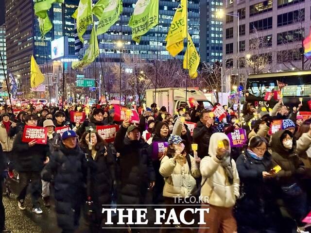 5일 서울 종로구 세종대로에서 열린 촛불집회 참가자들이 윤석열 대통령 퇴진을 촉구하고 있다. /이동현 인턴기자