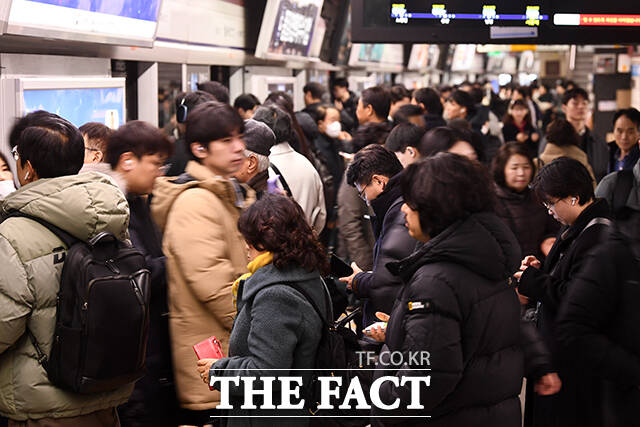 전국철도노동조합이 총파업에 돌입한 5일 오전 서울 용산구 서울역 4호선 승강장이 출근길 이용객들로 붐비고 있다. /서예원 기자