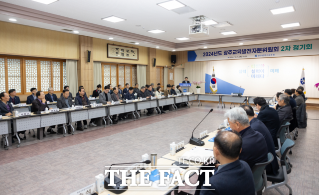 5일 광주시교육청 대회의실에서 열린 ‘2024 광주교육발전자문위원회 2차 정기회’에서 이정선 교육감을 비롯한 참석자들이 늘봄학교 전면 시행을 포함한 내년도 주요 정책과 각종 교육 현안에 대해 논의 중이다./광주시교육청