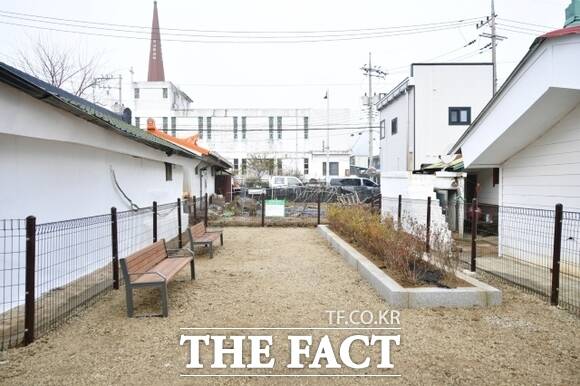 경기 포천시가 경기도, KMS봉사단 등과 함께 ‘경기도형 민·관 협력 빈집정비’ 사업을 통해 조성한 1호 마을 쉼터의 모습./포천시