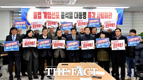 장수군의회 의원 일동이 김광훈 의원이 대표 발의한 계엄 사태에 따른 장수군의회 결의안을 채택·의결하고 불법 계엄령을 선포한 윤석열 대통령은 즉각 사퇴하라며 한목소리를 내고 있다. /장수군의회