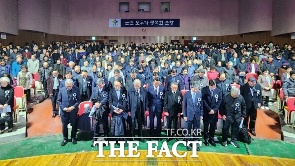 순창군이 4일 대한민국 초대 대법원장 가인 김병로 선생의 서세 60주기를 기념하는 추모식에서 고인을 기리는 묵념을 하고 있다. /순창군