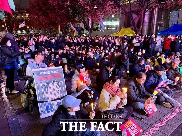 5일 서울 종로구 세종대로에서 열린 촛불대회 참가자들이 윤석열 대통령 퇴진을 촉구하고 있다. /이동현 인턴기자