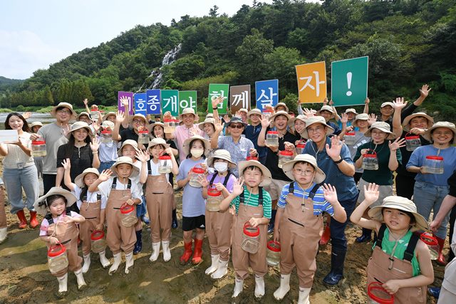 현대모비스 임직원이 진천 미호강 일대에서 서식하는 생태 생물 종 현황 파악하고 데이터베이스를 구축하는 생물대탐사 활동을 진행하는 모습. /현대모비스