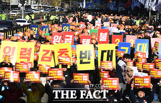 전국철도노동조합(철도노조)이 무기한 총파업에 돌입한 5일 오후 서울 용산구 서울역 앞에서 조합원들이 출정식에 참석해 구호를 외치고 있다. /서예원 기자